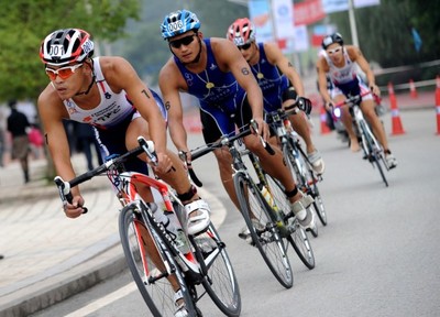 圖文-海峽杯鐵人精英賽開賽運動員在自行車比賽_綜合體育_新浪競技風暴_新浪網